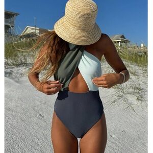 Stylish Colorblock One-Piece Swimsuit